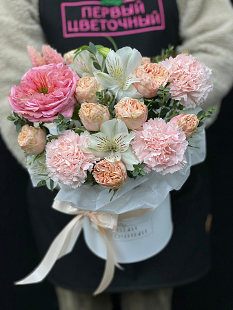 Композиция из пионовидных роз с альстромерией и диантусами
