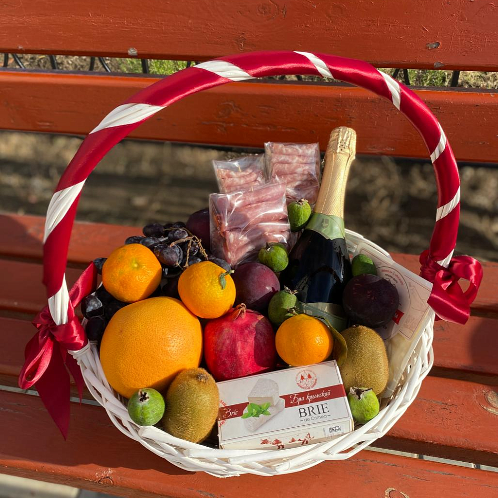 Корзина с фруктами, конфетами и напитком