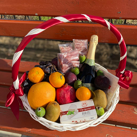 Корзина с фруктами, конфетами и напитком