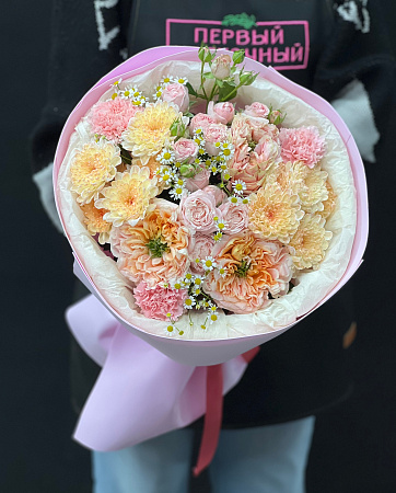 Персиковый сборный букет с пионовидными розами, ромашками и хризантемой