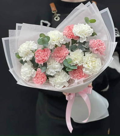 13 диантусов с эвкалиптом в оформление