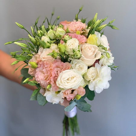 Свадебный букет с нежной эустомой