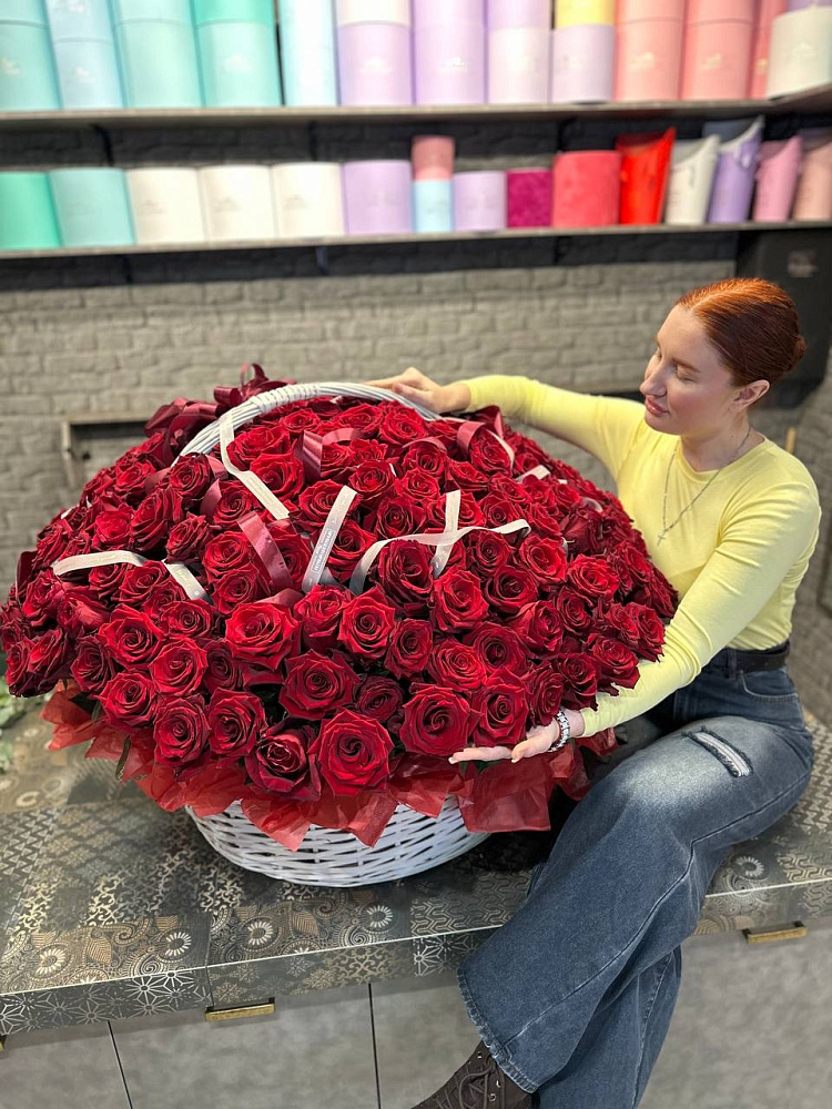 Роскошная корзина из 201 красной розы