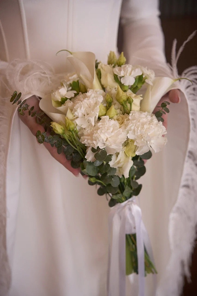 Свадебный букет с диантусами и каллами