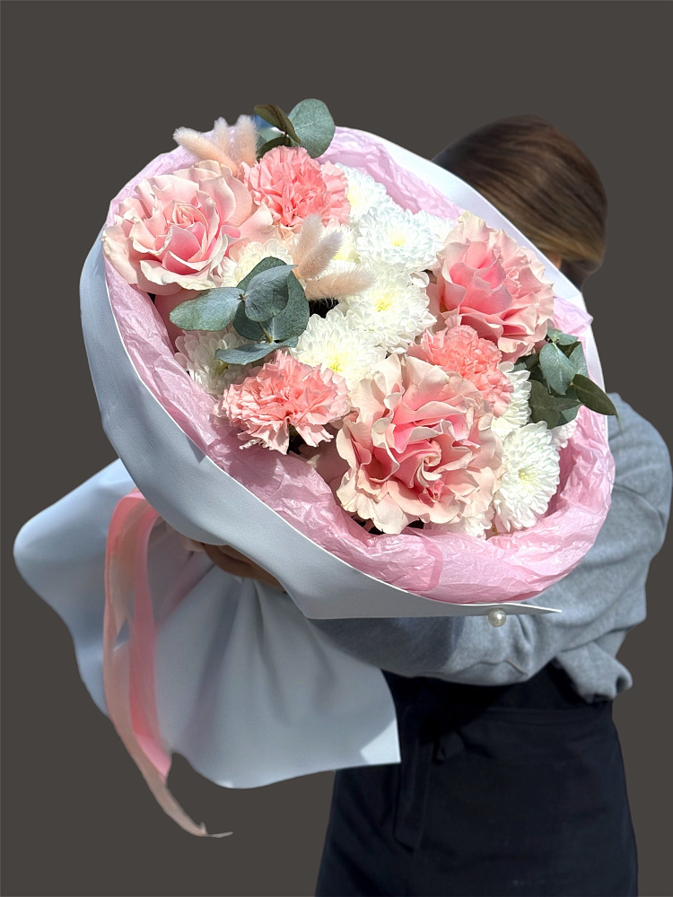 Круглый букет с французскими розами