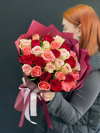 Микс из 35 кенийских роз в оформлении