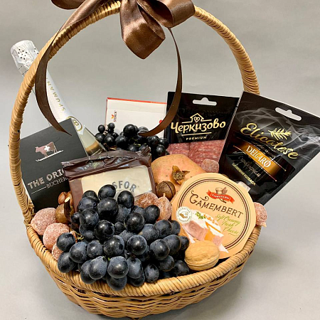 Корзина с закусками и фруктами