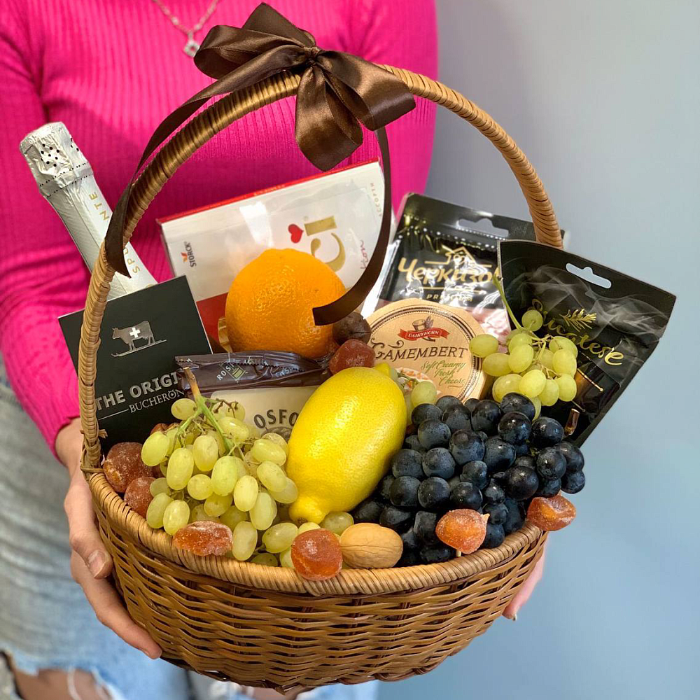 Корзина с фруктами и напитком