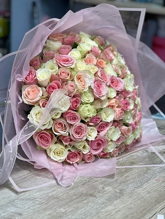 101 кенийская роза в нежном оформление