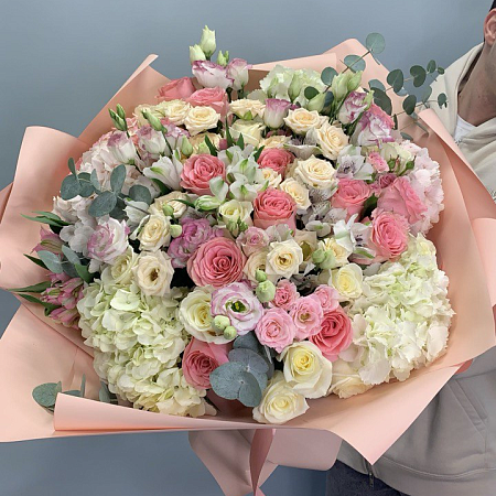 Сборный букет с гортензиями и эустомой