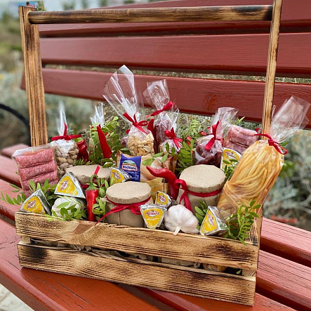 Деревянный ящик с закусками