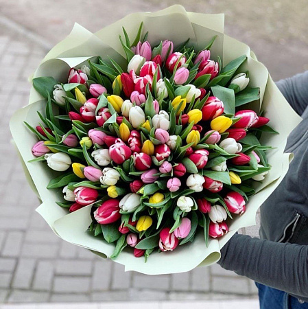 Яркий микс из 101 тюльпана в оформление