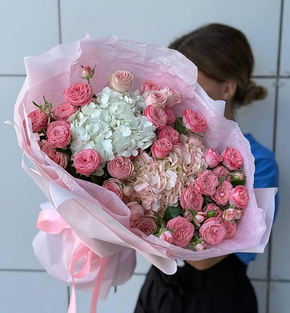 Авторский букет с кустовой розой