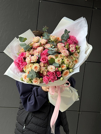 15 кустовых роз с эвкалиптом в оформление