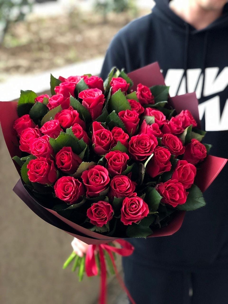 Букет из 35 красных роз 50 см в оформлении