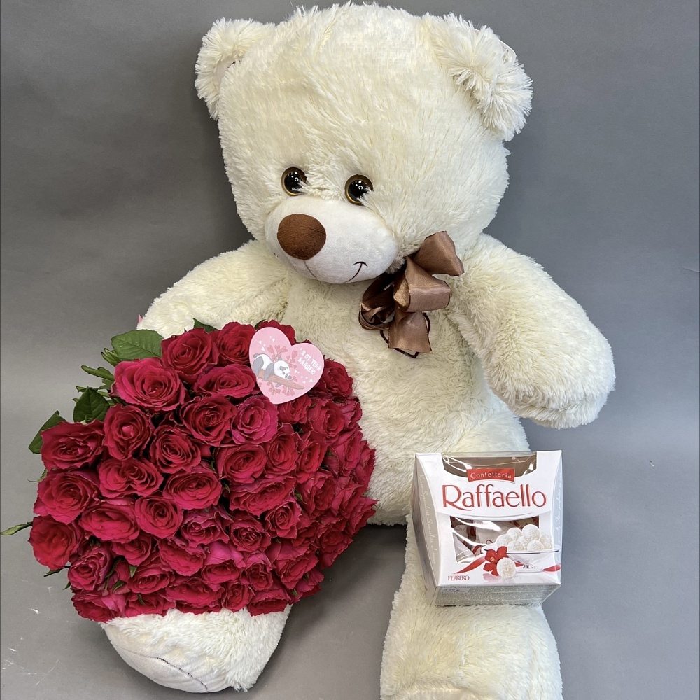 Подарочный набор с мягкой игрушкой и цветами