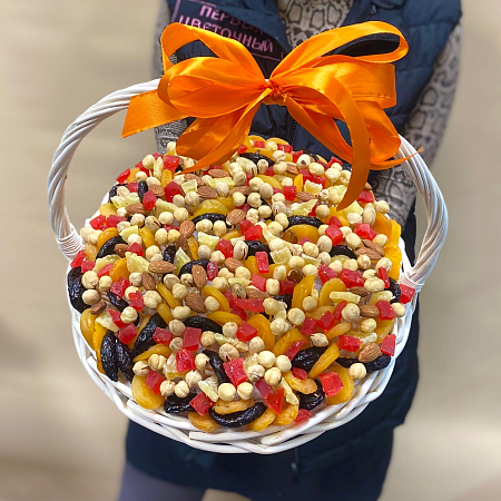 Корзина с сухофруктами и орехами