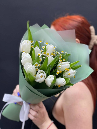 Белый тюльпан с ромашкой