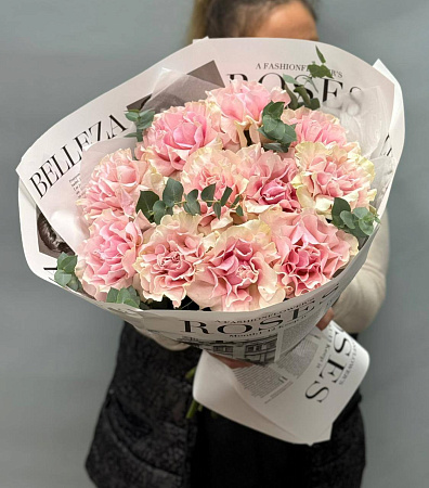 11 французских роз с эвкалиптом в оформление