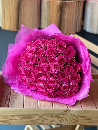 51 розовая кенийская роза в оформление