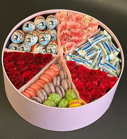 Эффектный подарок композиция со сладостями и цветами