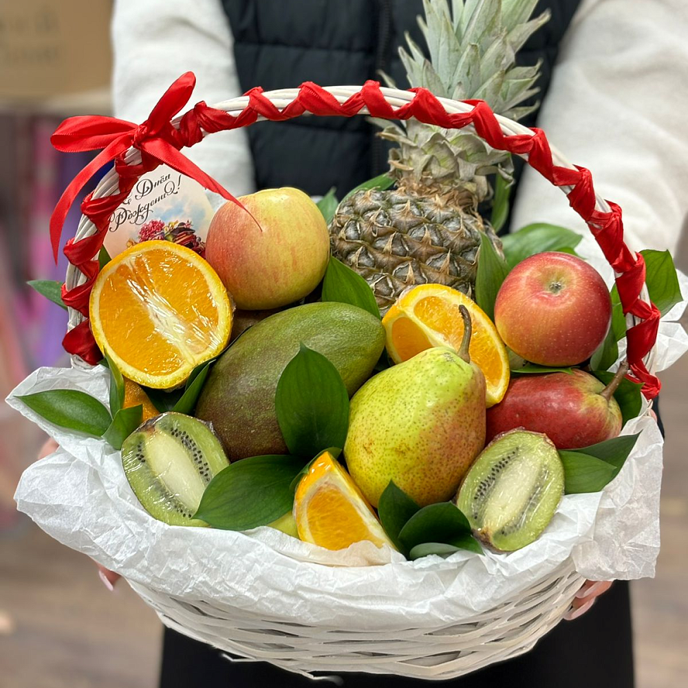 Корзина с ананасом