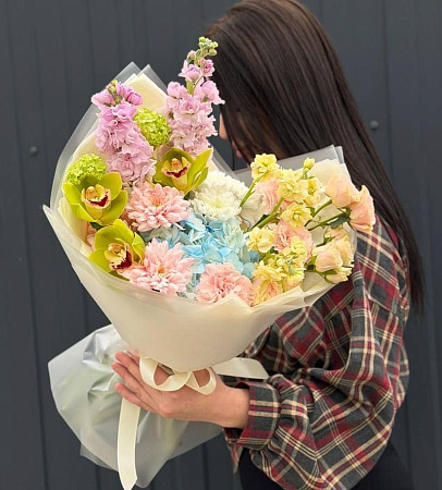 Авторский букет в нежных оттенках