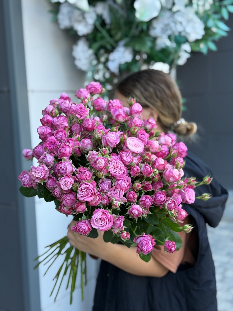 Пышный монобукет кустовых роз