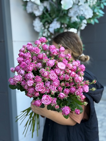 Пышный монобукет кустовых роз