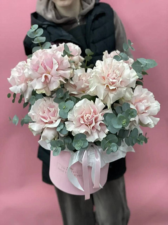 9 французских роз в коробке с эвкалиптом