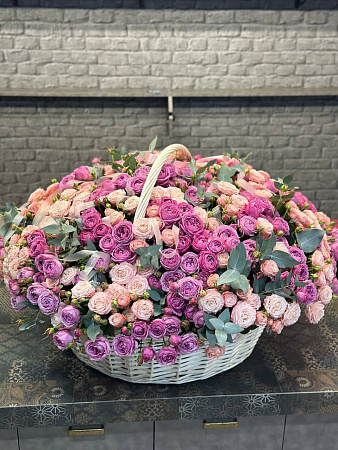 ВАУ Корзина из 101 пионовидной кустовой розы с эвкалиптом