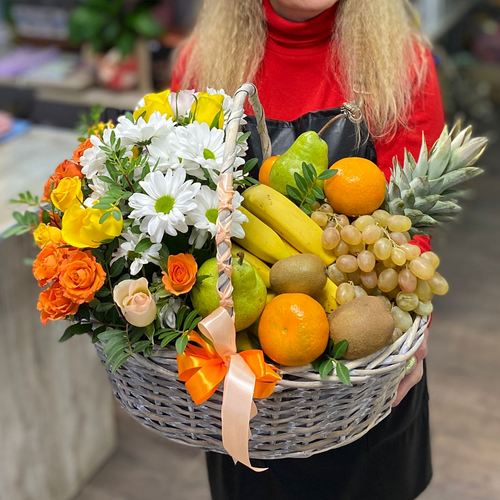 Корзина с фруктами и цветами