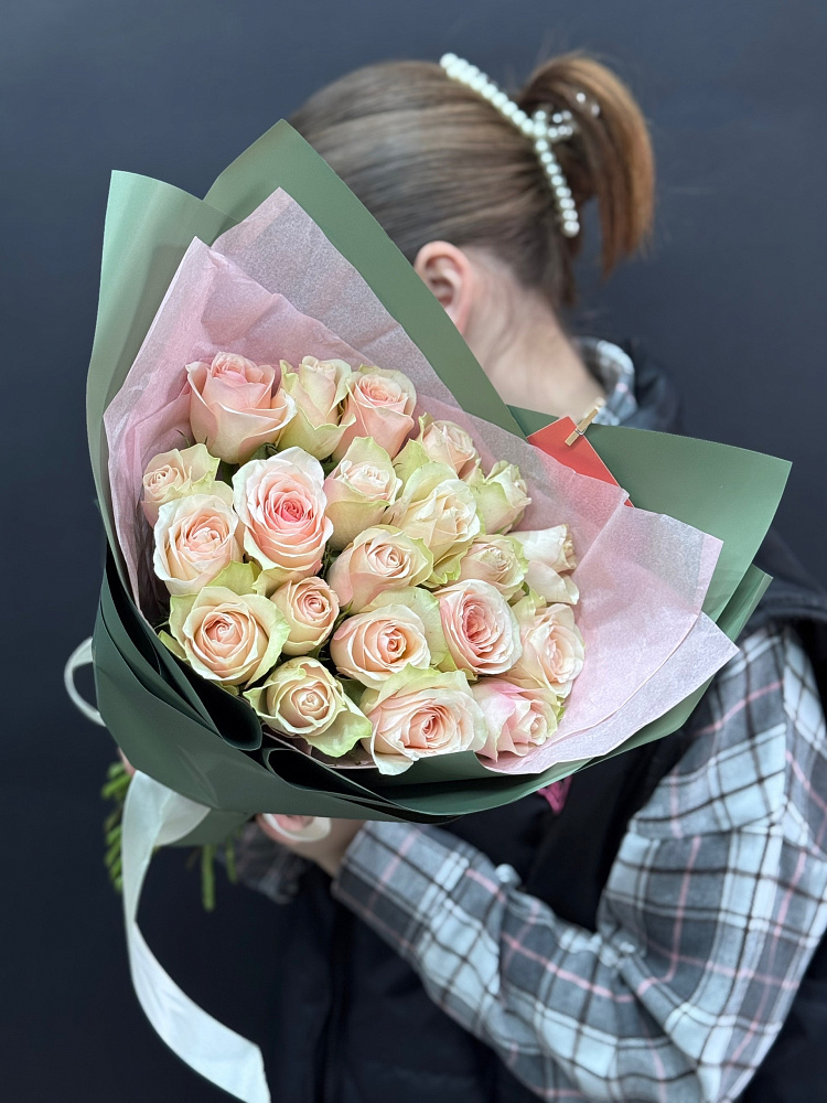 21 кенийская роза в зеленом оформление