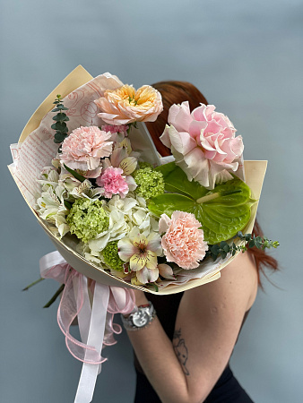 Весенний букет с антуриумом и вибурнумом