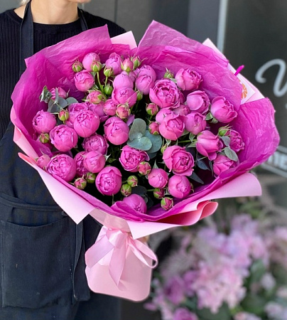 11 веток кустовых роз с эвкалиптом в оформлении