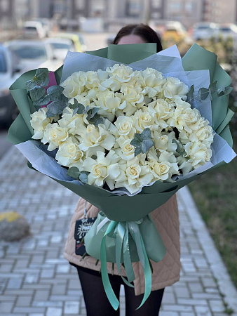 25 французских белых роз в оформление