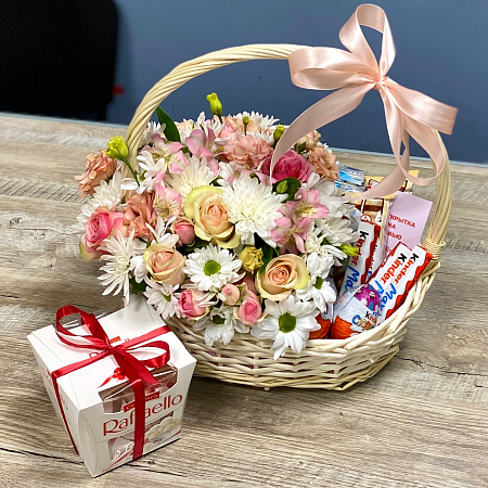 Корзина со сладостями и цветами