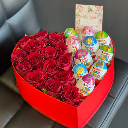 Сборная композиция сердце с розами и киндерами