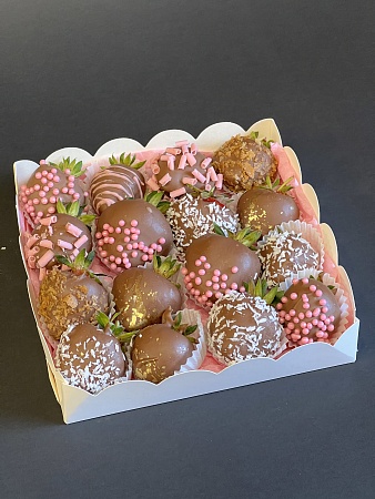 16 клубник в молочном шоколаде