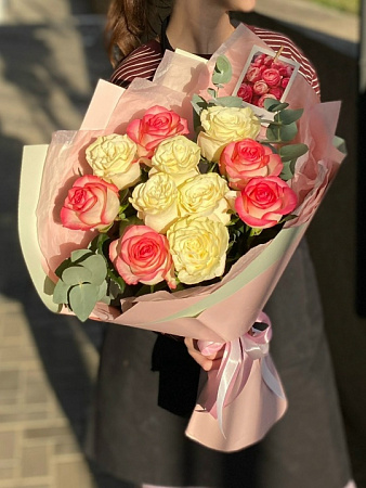 11 высоких роз в оформление с эвкалиптом