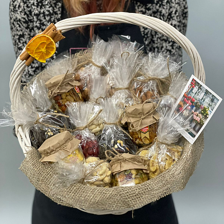 Корзина с сухофруктами и вареньем 