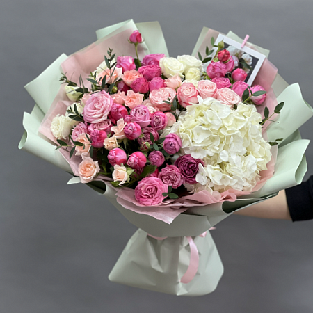 Сборный букет с гортензией и кустовыми пионовидными розами