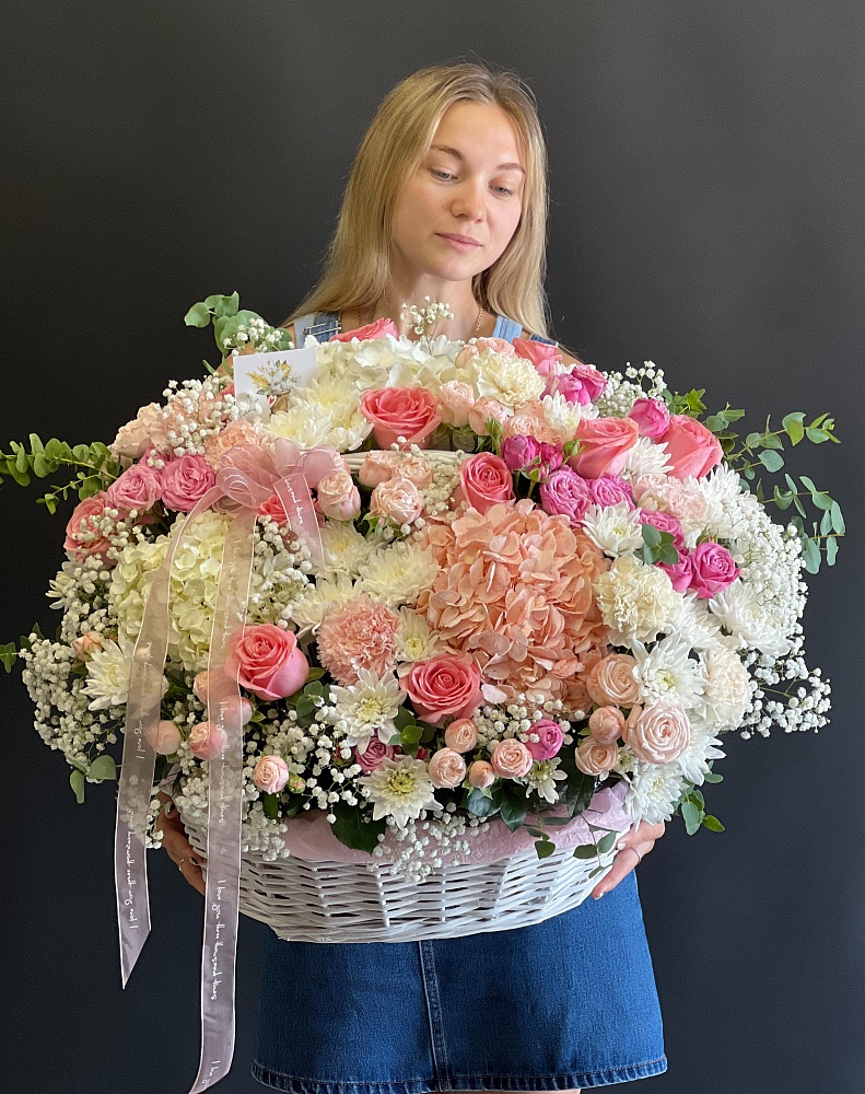 Огромная корзина цветов для нее