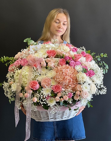 Огромная корзина цветов для нее