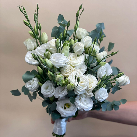 Свадебный букет с эустомой  и кустовыми розами