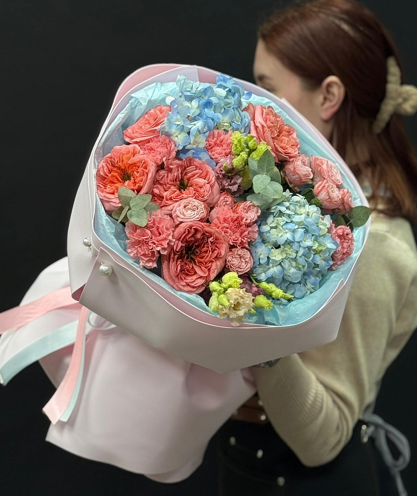 Яркий круглый букет с гортензиями и розами