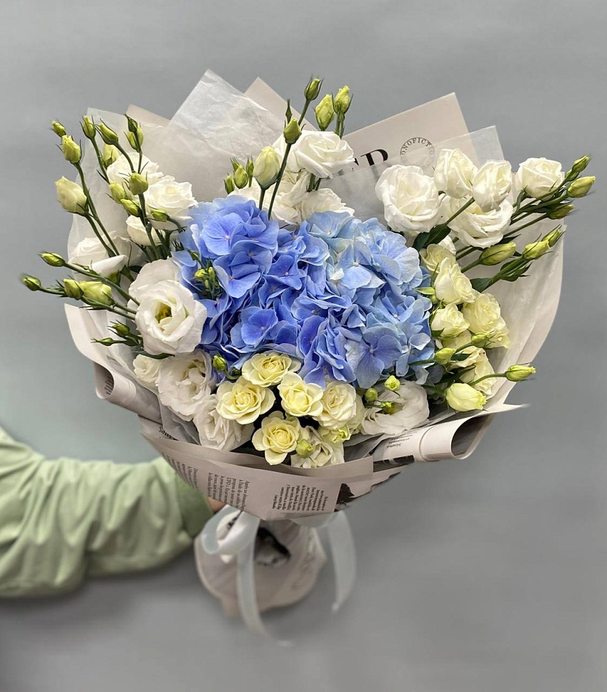 Стильный букет с гортензией и эустомой 