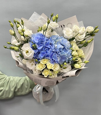 Стильный букет с гортензией и эустомой 