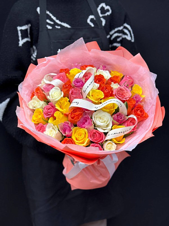 51 роза микс в оформление