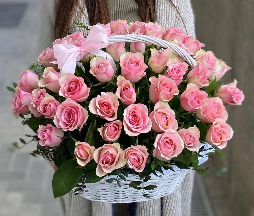 Корзина с 75 розами и зеленью